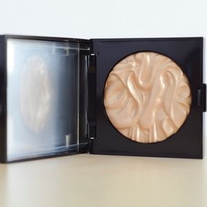Laura Mercier Face Illuminator- Addiction